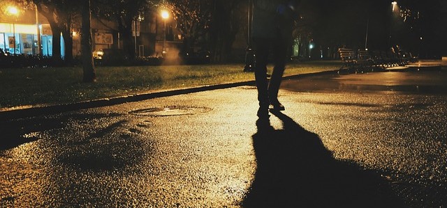 dark street men walking tänav öö